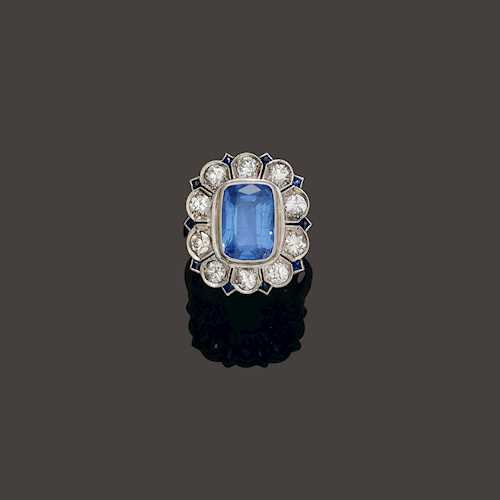 SAPPHIRE AND DIAMOND RING.