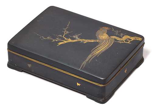 A SMALL KOMAI CASKET WITH ROOSTER.