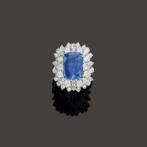 CEYLON SAPPHIRE AND DIAMOND RING.