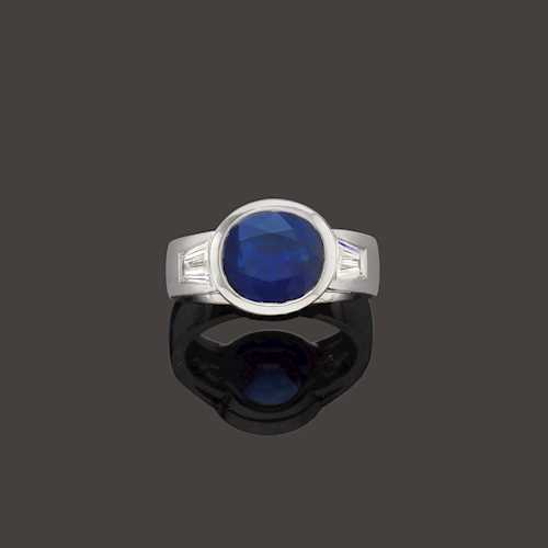 SAPPHIRE AND DIAMOND RING.