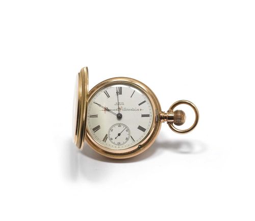SAVONNETTE POCKET WATCH, WALTHAM, ca. 1900. Yellow gold 750, 156g. Engine-turned case No. 18009, with a ribbed profile. Enamelled dial with black Roman numerals and blued hands, small second, outer minute division, signed A.V.Co. Waltham, hand-painted purveyor's name, Samuel Wittgenstein. Lever movement No. 1.856280, with flat spring, bimetallic balance, fine adjustment, 4 screwed chatons, signed. D 55 mm.