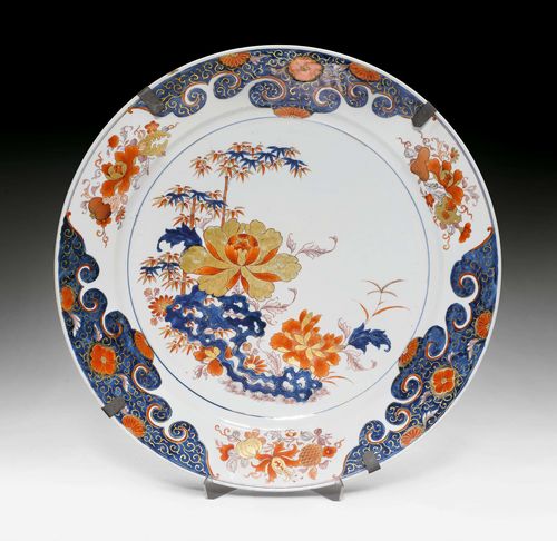 AN IMPRESSIVE IMARI DISH. China, Kangxi period, diameter 49 cm.