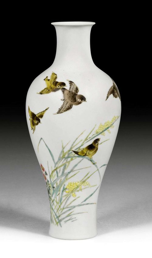A SMALL FAMILLE ROSE VASE DEPICTING A FLORAL SCENE WITH FIVE SPARROWS. China, 20th c. Height 23.5 cm. Signed "Yuchen".