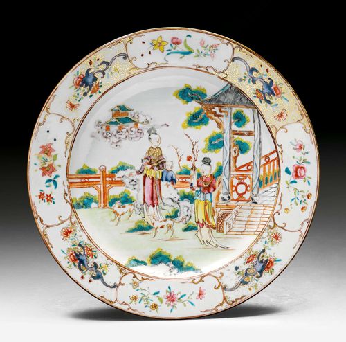 A LARGE FAMILLE ROSE-DISH SHOWING TWO LADIES, A BOY AND TWO DOGS. China, export for Europe, Qianlong period, diameter 31,7 cm. Gold slightly rubbed.