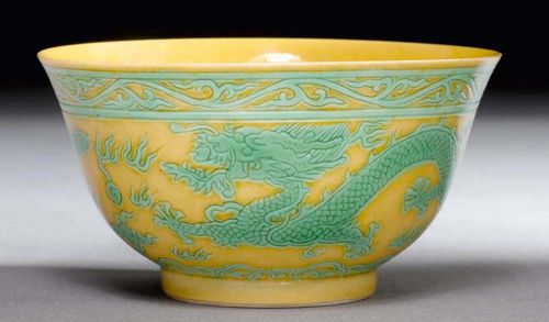 DRAGON BOWL.China, Qianlong mark and from the period, D 10.3 cm. With two green dragons on yellow ground. The inside with symbol "shou" (long life). Underglaze blue seal mark Qianlong.