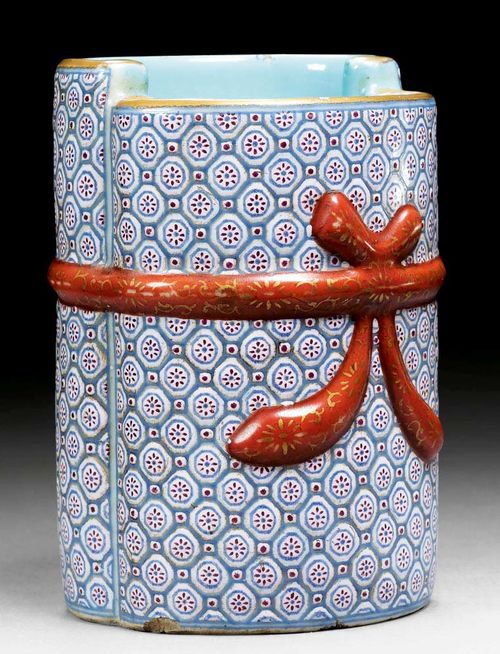 BRUSH HOLDER.China, 19th century H 12.5 cm. In the form of a scroll covered in brocade. Inside and base with turquoise glaze. Iron red studio mark: Guyan shushi.