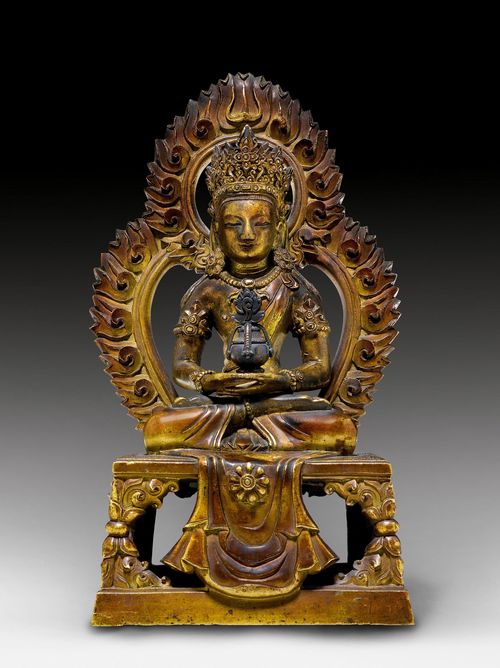 A GILT BRONZE FIGURE OF AMITAYUS WITH AUREOLE. Tibeto-chinesisch, Qianlong period, height 20.2 cm. Kalasha replaced.