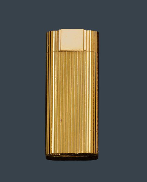 LIGHTER CARTIER. Gold plated. Cylindrical gas lighter with oval